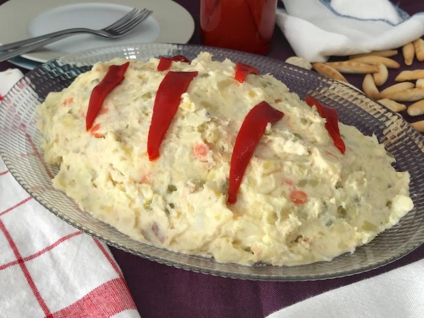 La Verdadera Historia De La Ensaladilla Rusa: Ni Es Rusa Ni Llevaba Mayonesa En Su Origen 2 El Viaje Que Transformó Aquel Plato De Lujo En La Tapa Que Hoy Disfrutamos Fue Largo Y Estuvo Marcado Por La Historia, Desde La Caída De Los Zares Hasta Su Llegada A La Península, Donde La Ensaladilla Rusa Encontró Su Verdadero Hogar. Fuente: Freepik