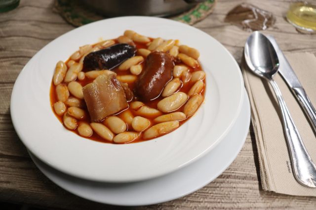 “Nunca Metas La Cuchara”: El Truco Asturiano Para Que La Fabada No Se Estropee En La Olla