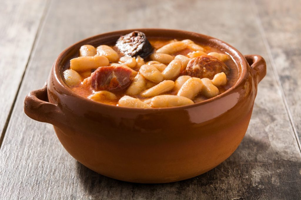 “Nunca Metas La Cuchara”: El Truco Asturiano Para Que La Fabada No Se Estropee En La Olla 1 Existe Una Técnica Ancestral Y Casi Coreográfica Para Mezclar Los Ingredientes De La Fabada Sin Dañarlos. Fuente: Freepik