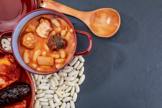 La Fabada Asturiana Sin Dramas: El Truco Para Que No Se Rompan Las Fabes Y El Compango No Te Caiga Pesado