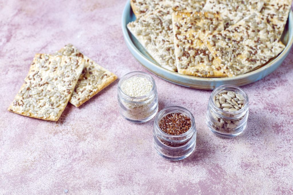 Sésamo, Chía, Lino… Por Qué Las Semillas Son Tan Buenas Para Tu Salud, Según Los Expertos En Nutrición 3 Galletas Sin Gluten Recien Horneadas Saludables Con Semillas