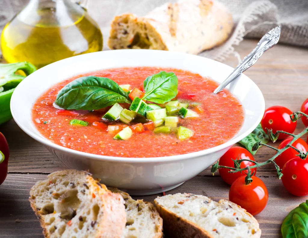 Comparar con otras sopas frías icónicas de Andalucía nos da la pista definitiva sobre la importancia de la pureza en la receta.