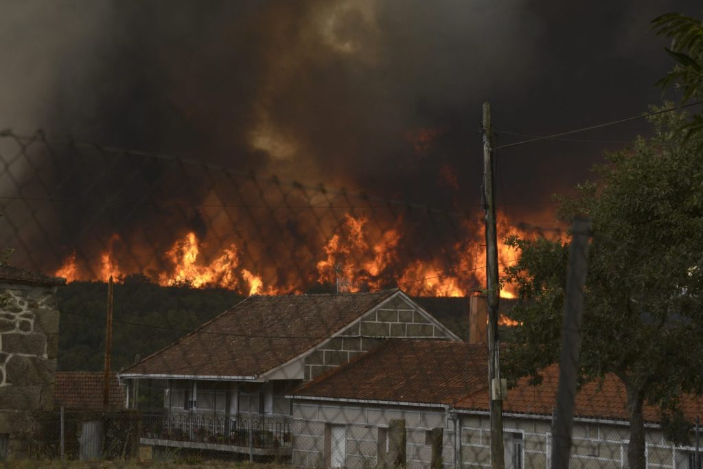 Incendio Forestal En Ourense, Galicia (España)