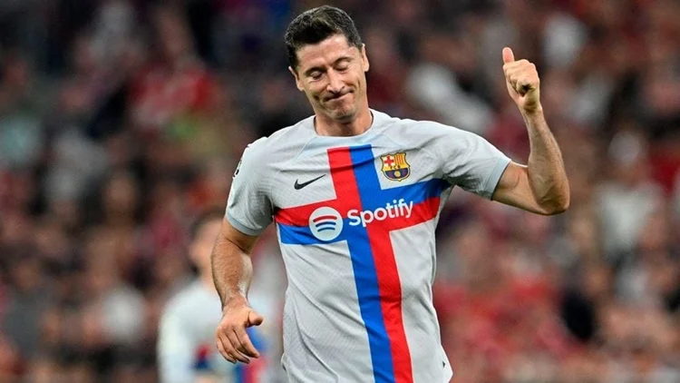 El Club Suizo Que Juega Reutilizando La Camiseta Del Barça Con Escudos Tapados 1 El Club Suizo Que Juega Reutilizando La Camiseta Del Barça Con Escudos Tapados Fuente: Laliga