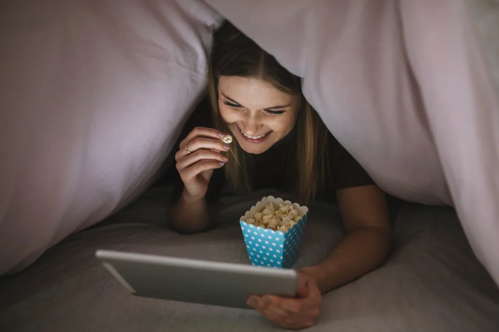 Harvard Y Un Anuncio Que Lo Cambia Todo &Quot;Es Un Hábito Que Destruye Tu Cerebro, Y Los Jóvenes Lo Practican Todos Los Días!&Quot; 1 El Verdadero Peligro De La Luz Azul No Está En Los Ojos, Sino En Cómo Sabotea El Mantenimiento Nocturno De Nuestro Cerebro. Fuente: Freepik