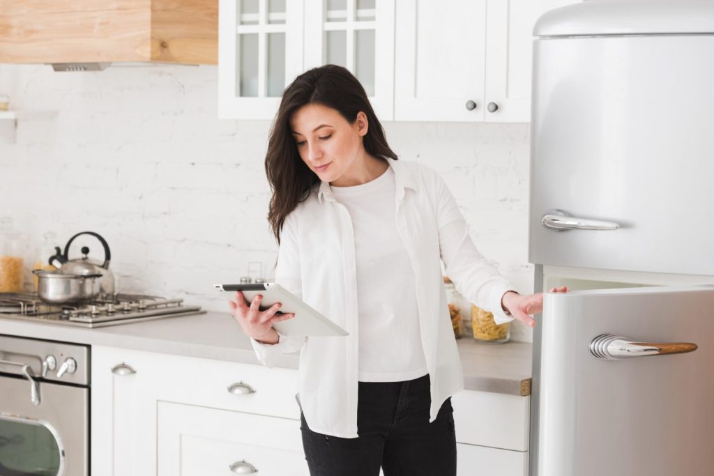 mujer mirando tableta para ingredientes