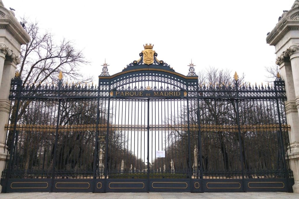 El Hartazgo De Los Madrileños Por Los «Vergonzosos» Cierres De Los Parques Llega Hasta El Ayuntamiento De Madrid 1 El Parque De El Retiro Cerrado En Madrid