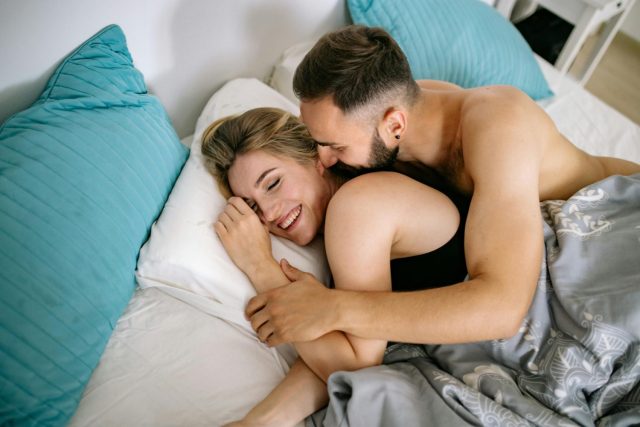 Dormir De Cucharita Con Tu Pareja Suena Perfecto Hasta Que Descubres Lo Que Realmente Le Pasa En Tu Cuerpo Y A Tu Relación