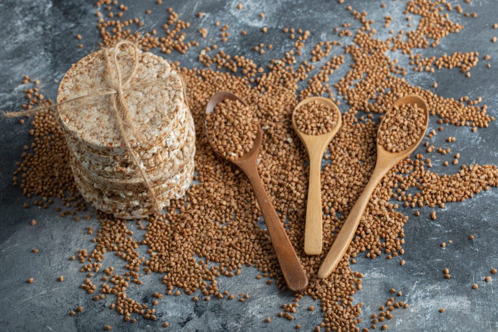 Sésamo, Chía, Lino… Por Qué Las Semillas Son Tan Buenas Para Tu Salud, Según Los Expertos En Nutrición 4 Pila De Tortas De Arroz Y Trigo Sarraceno Crudo Sobre Superficie De Marmol