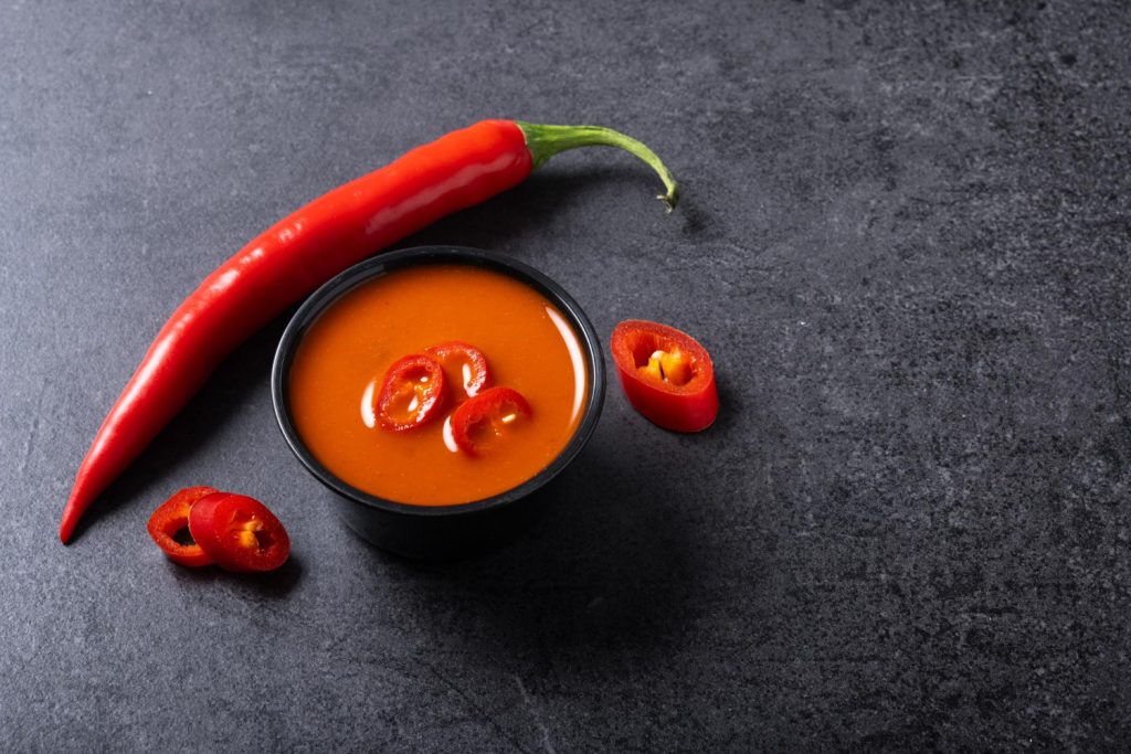 Alberto Terra (33), Cocinero: &Quot;La Auténtica Salsa Brava No Lleva Tomate. Si Te La Sirven Así, Te Están Estafando&Quot; 1 Si No Lleva Tomate, ¿Qué Hace Que Esta Salsa Brava Tenga Ese Sabor Y Color Tan Característicos? La Clave Está En La Despensa. Fuente: Freepik