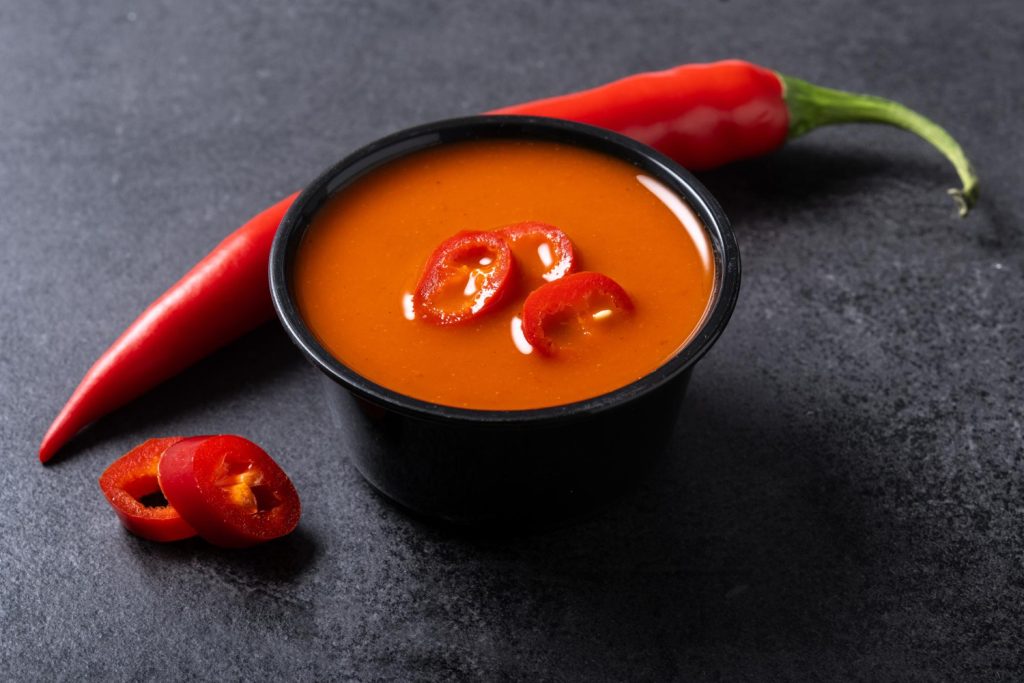 Alberto Terra (33), Cocinero: &Quot;La Auténtica Salsa Brava No Lleva Tomate. Si Te La Sirven Así, Te Están Estafando&Quot; 2 El Equilibrio Es Fundamental En La Cocina Y La Salsa Brava No Es Una Excepción. Su Consistencia Es Tan Importante Como Su Sabor. Fuente: Freepik