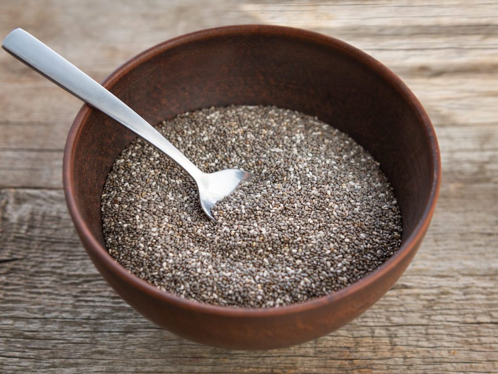Sésamo, Chía, Lino… Por Qué Las Semillas Son Tan Buenas Para Tu Salud, Según Los Expertos En Nutrición 2 Semillas De Chia Nutritivas En Un Recipiente Sobre Fondo De Madera