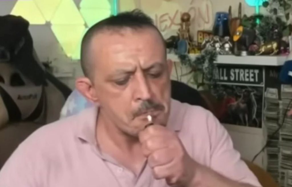 Simón Pérez Durante Uno De Sus Directos En Kick