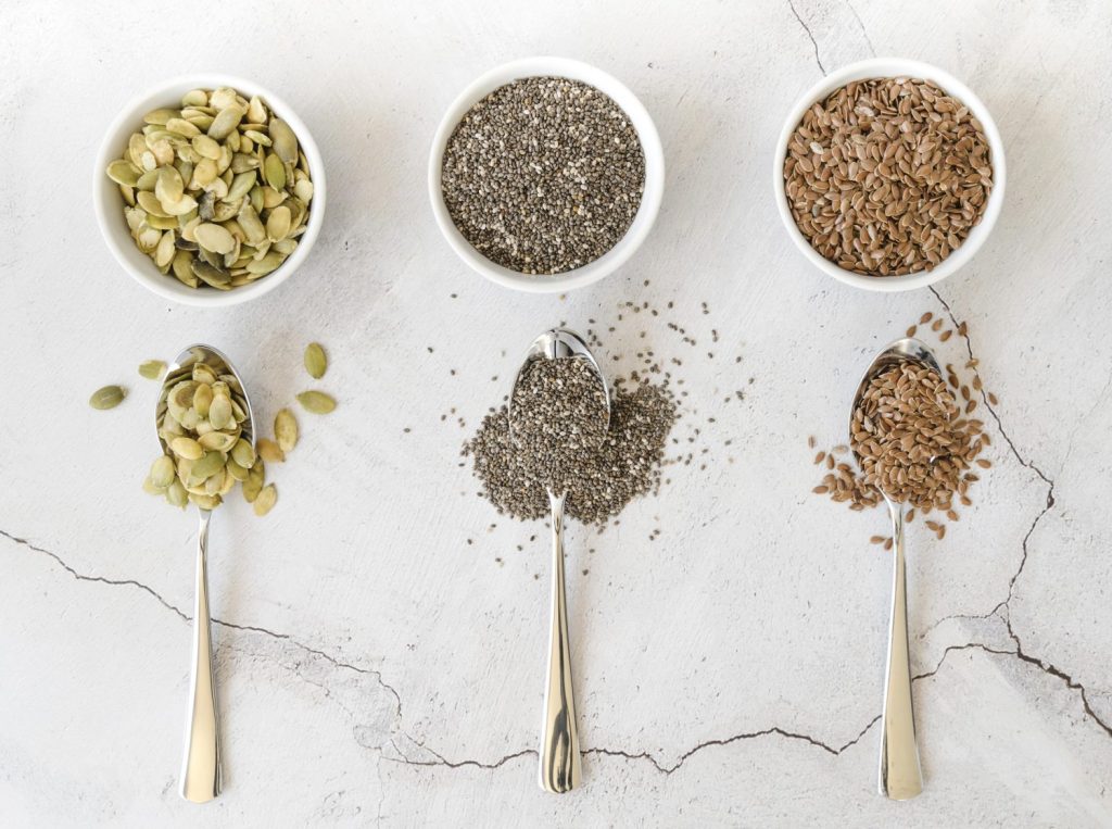 Sésamo, Chía, Lino… Por Qué Las Semillas Son Tan Buenas Para Tu Salud, Según Los Expertos En Nutrición 5 Tazones Con Varias Semillas Y Cucharas