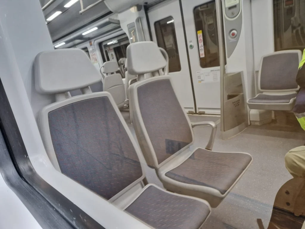 Desalojos Y Apagones En Renfe Cercanías Tras 54 Millones Gastados En El Nuevo Túnel De Sol: «Primer Día Y Desastre Absoluto» 1 Un Tren De Cercanías Parado Entre Sol Y Nuevos Ministerios