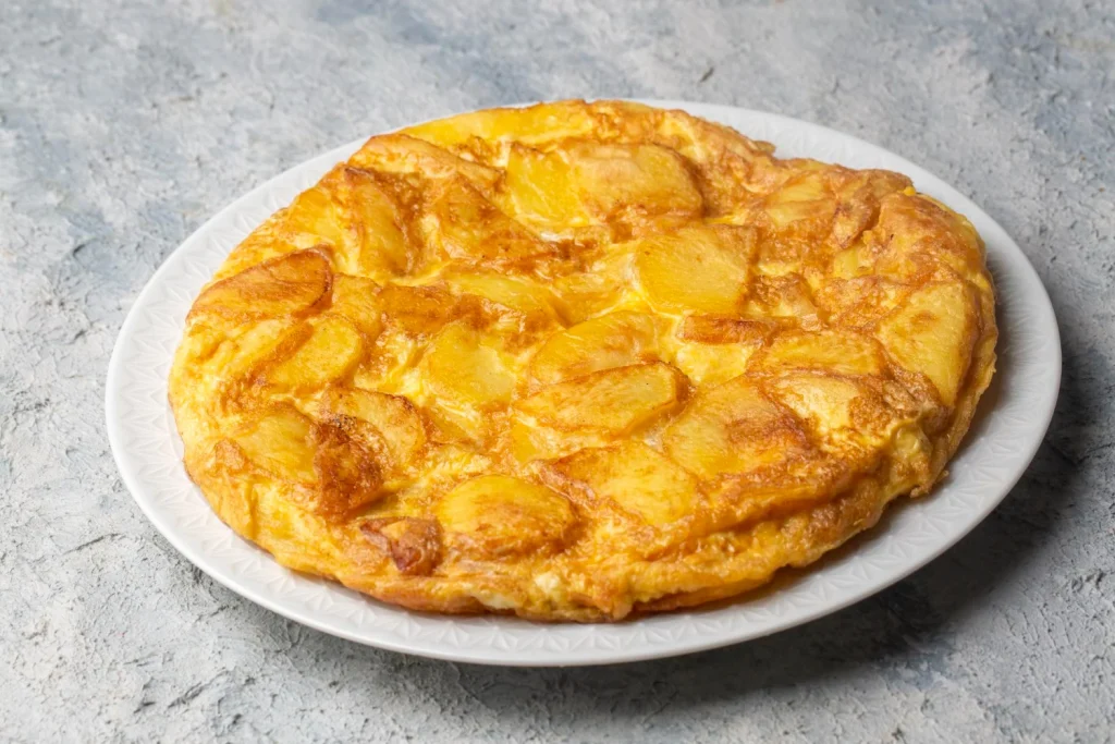 Carmen García (88), Dueña De La Taberna O'Noso (Fundada En 1952) En Betanzos: &Quot;La Cebolla En La Tortilla Es Un Invento De Pobres Para Que Cundiera Más. La Auténtica Solo Lleva Estos 3 Ingredientes&Quot; 2 Analizamos Cómo Esta Forma De Entender La Tortilla Trasciende La Cocina Para Convertirse En Una Filosofía Sobre La Importancia De La Sencillez Y El Respeto Al Producto. Fuente: Freepik