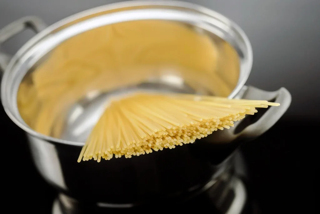 Deja De Echarle Aceite Al Agua De La Pasta: El 'Crimen' Culinario Que Un Chef Italiano Con 3 Estrellas Michelin No Te Perdonaría Jamás 1 La Física Más Básica Explica Por Qué Este Gesto Tan Común Está Arruinando Tu Comida Favorita.