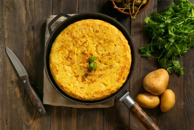 Carmen García (88), Dueña De La Taberna O’Noso (Fundada En 1952) En Betanzos: «La Cebolla En La Tortilla Es Un Invento De Pobres Para Que Cundiera Más. La Auténtica Solo Lleva Estos 3 Ingredientes»