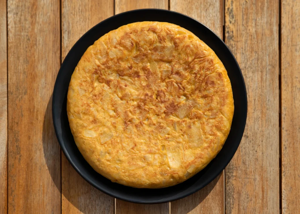 Carmen García (88), Dueña De La Taberna O'Noso (Fundada En 1952) En Betanzos: &Quot;La Cebolla En La Tortilla Es Un Invento De Pobres Para Que Cundiera Más. La Auténtica Solo Lleva Estos 3 Ingredientes&Quot; 1 Profundizamos En El Argumento De Carmen Contra El Uso De La Cebolla, Una Declaración Que Desafía A La Mitad Del País Y Que Se Basa En La Historia Y La Pureza De La Tortilla. Fuente: Freepik