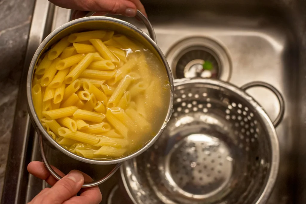 Deja De Echarle Aceite Al Agua De La Pasta: El 'Crimen' Culinario Que Un Chef Italiano Con 3 Estrellas Michelin No Te Perdonaría Jamás 2 Olvídate De Trucos Raros; El Secreto Está En Dominar Estos Tres Elementos Básicos Con Precisión.