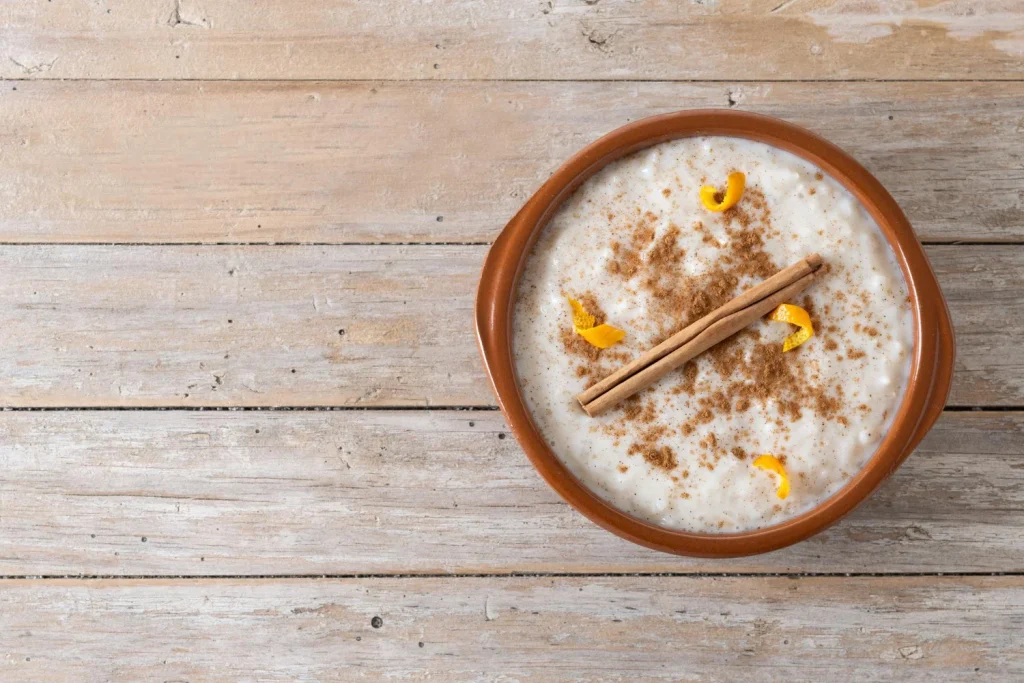 Por Qué Las Abuelas De Asturias Cuecen El Arroz Para El Arroz Con Leche Primero En Agua (Y Es El Secreto De Su Cremosidad) 1 Exploramos Cómo Esta Técnica Del Arroz Con Leche Se Ha Convertido En Un Legado Familiar, Un Tesoro Culinario Transmitido Con El Cariño De Madres A Hijos En Asturias. Fuente: Freepik