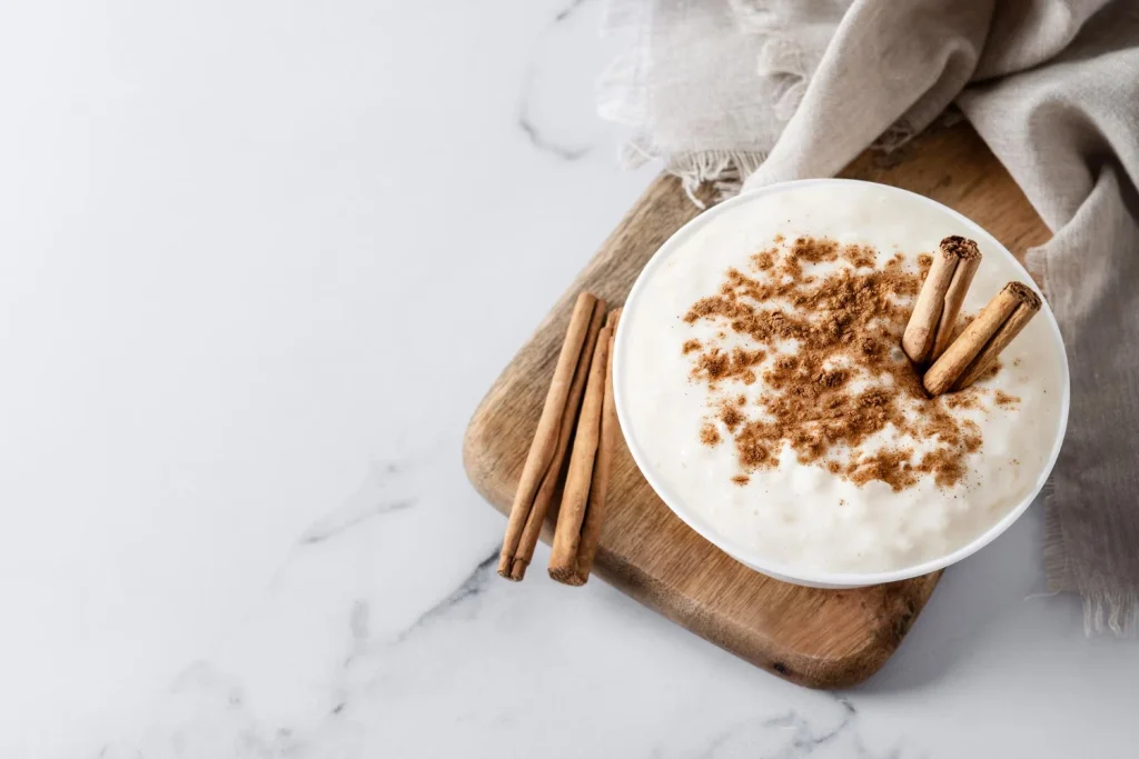 Por Qué Las Abuelas De Asturias Cuecen El Arroz Para El Arroz Con Leche Primero En Agua (Y Es El Secreto De Su Cremosidad) 2 La Cremosidad Es Fundamental, Pero El Método Del Agua Influye Directamente En Otro Aspecto Esencial Del Arroz Con Leche: El Sabor Y El Aroma. Fuente: Freepik