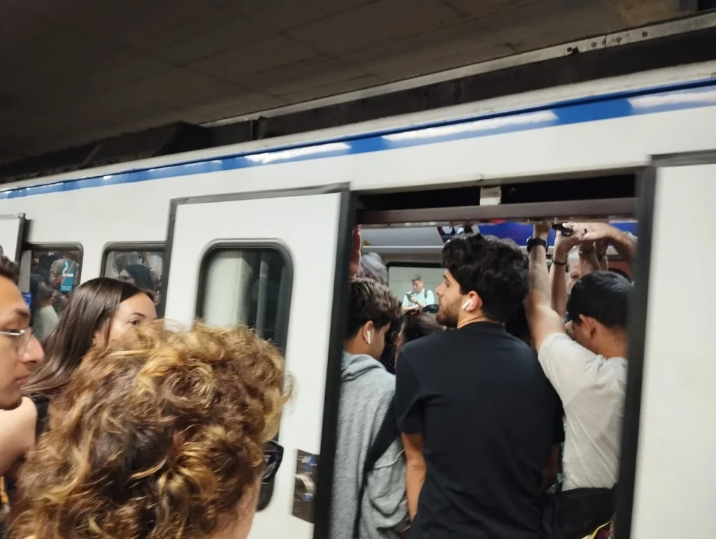 Óscar Puente Echa Gasolina Al 'Infierno' Del Metro Y Atiza A Telemadrid: «Se Vuelven Muditos» 3 Un Vagón De La Línea 1 De Metro De Madrid Abarrotado