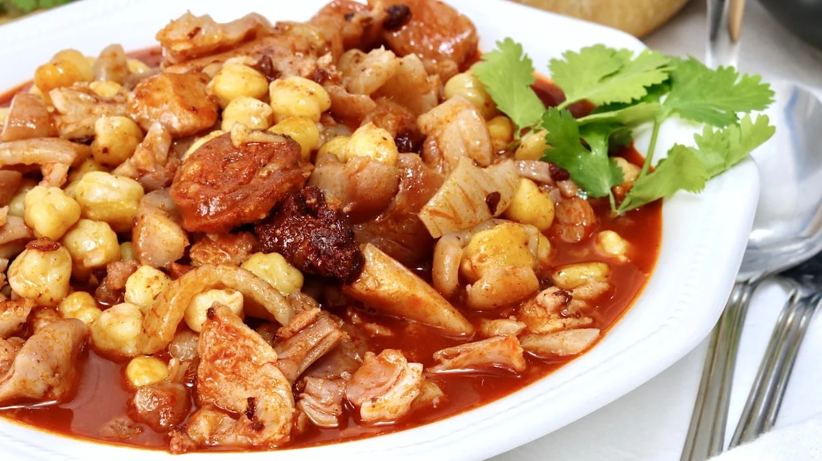 Olvídate de la idea de que más horas de cocción equivalen a unos callos más blandos; el verdadero truco para ablandarlos reside en el tratamiento anterior. Fuente: Freepik
