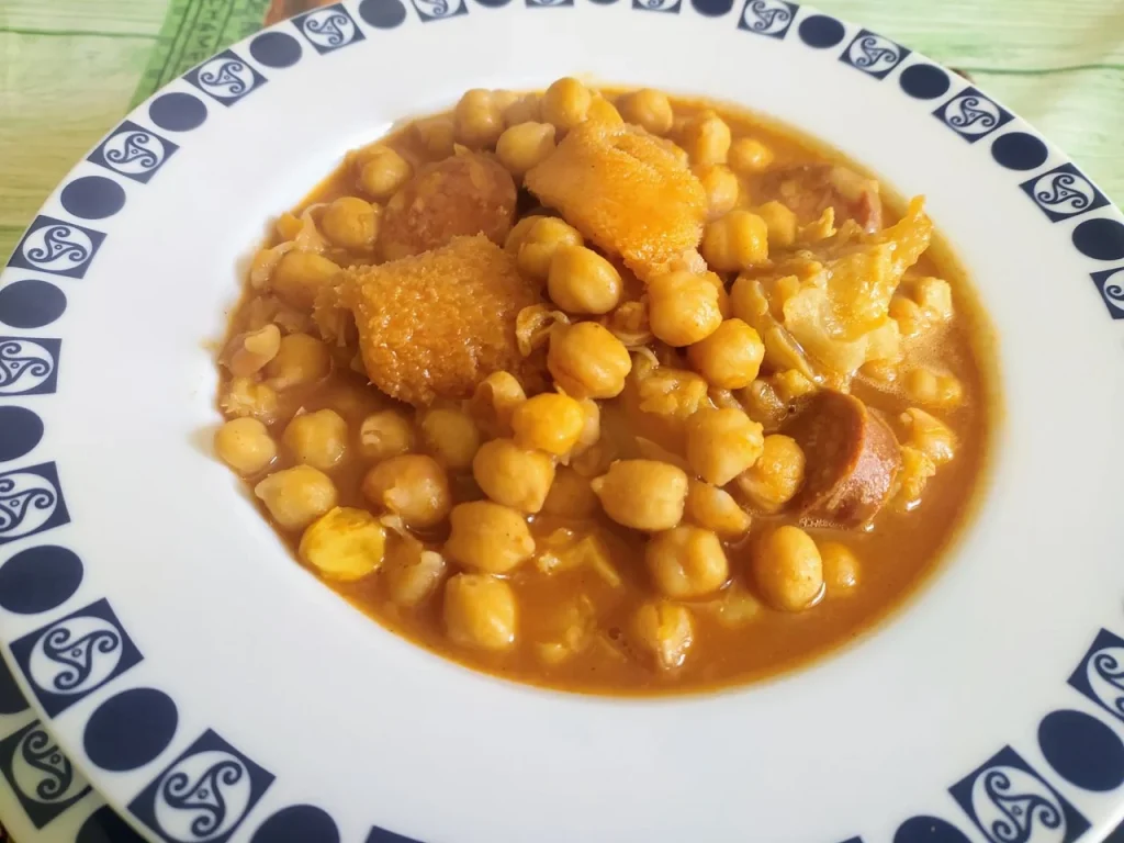Existe un paso previo, casi un ritual, que transforma por completo la receta de los callos y garantiza una ternura que se deshace en la boca. Fuente: Freepik
