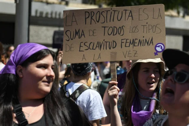 El Ministerio de Igualdad da la voz de alarma por el cambio de estrategia de la prostitución en España