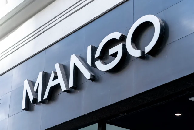 El Bolso Shopper Que Usó La Infanta Sofía En El Forward College Ya Tiene Su Versión Low Cost En Mango Y Se Vende Por Menos De 30 Euros