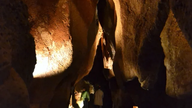 Olvídate Del Rafting En Los Pirineos: El Descenso Por El Río Subterráneo Navegable Más Largo De Europa Está En Castellón Y Es Una Experiencia De Otro Mundo