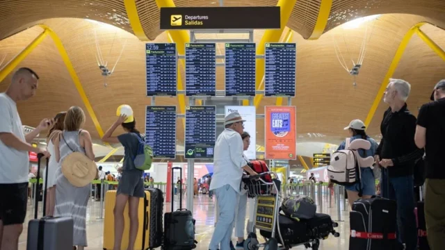 Huelga En Barajas: Expertos De La Ocu Explican Cómo Reclamar Cancelaciones Y Retrasos De Los Vuelos