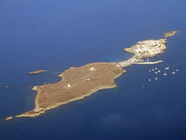 Ni Formentera Ni Las Cíes: La Isla De Alicante Donde El Agua En Octubre Sigue Caliente Y La Playa Es Solo Para Ti
