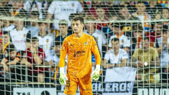 Julen Agirrezabala, en el ojo del huracán del Valencia