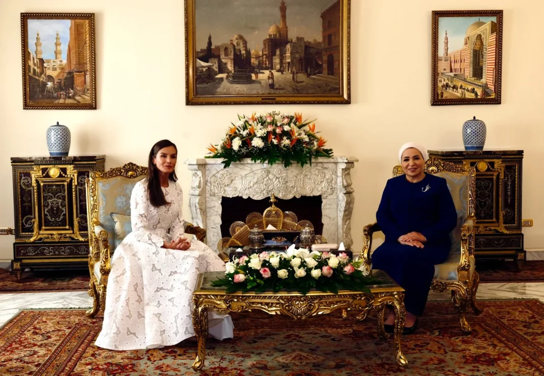 La Reina Letizia deslumbra en Egipto con un vestido ‘de novia’