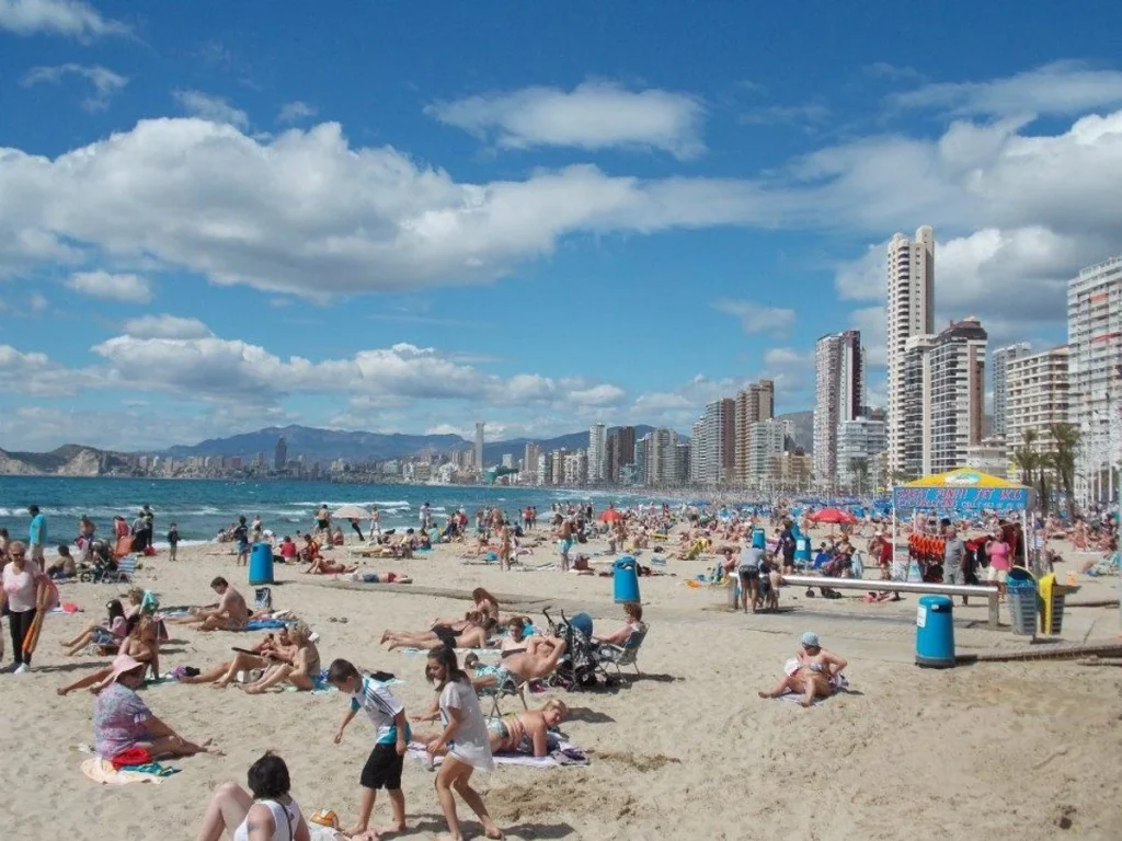 Enfermiza Reacción De Los Británicos Por La Nueva Ley Del Tabaco En España: «Portugal, Allá Vamos» 2 La Prohibición De Fumar En Terrazas Y Playas Desata Una Oleada De Críticas En Redes Sociales