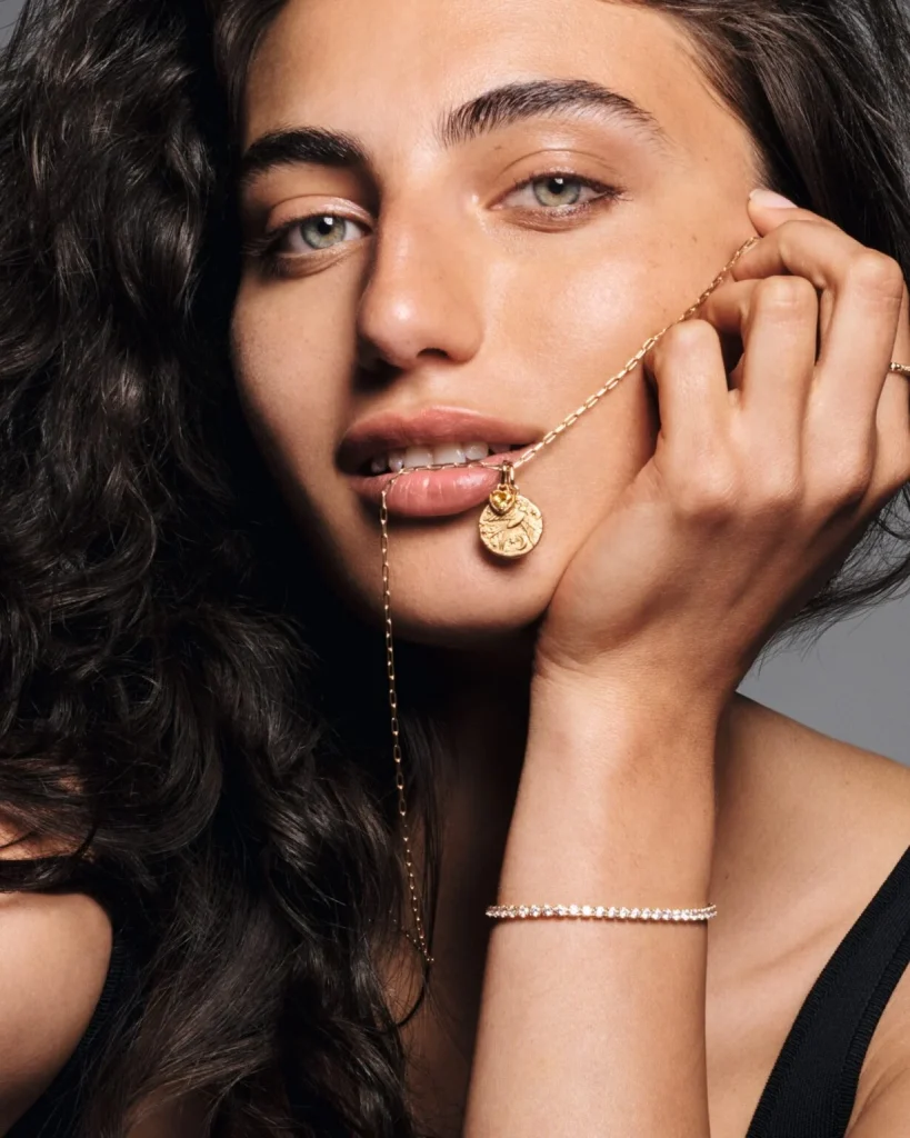 Pandora Lanza Su Colección Más Enigmática Desde 25 Euros Con Talismanes En Latín Que Elevan Tu Estilo 6 Cómo Integrar Y Combinar Los Talismanes En El Estilo Diario