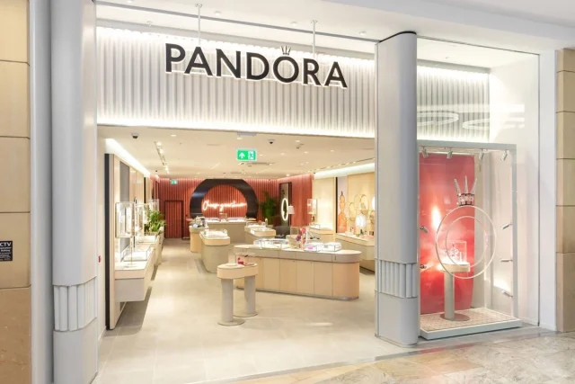Pandora Lanza Su Colección Más Enigmática Desde 25 Euros Con Talismanes En Latín Que Elevan Tu Estilo