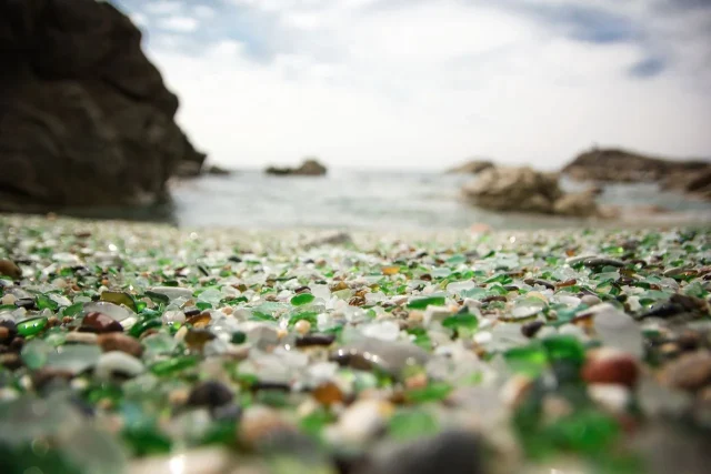 La Llaman La ‘Playa De Los Cristales’ Y No Es Por El Agua: Un Vertedero Ilegal La Convirtió En Un Tesoro Multicolor