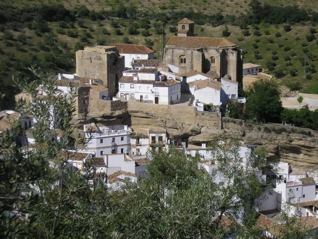 Viven 2.800 Personas Bajo Una Roca Gigante En Cádiz: ‘No Compramos Paraguas, El Pueblo Es Nuestro Techo’
