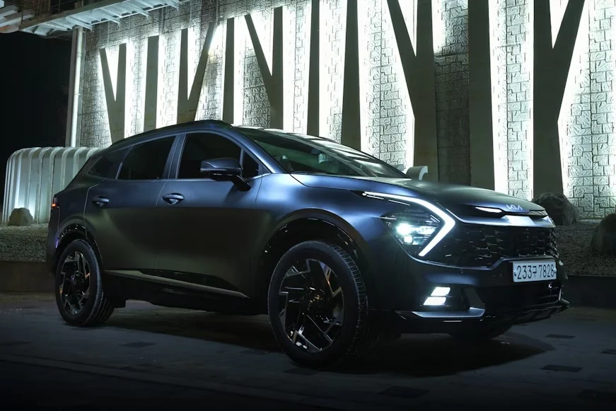 Suv De Segunda Mano: Seat Ateca, Kia Sportage Y Toyota Yaris Cross Entre Las Mejores Opciones 1 Un Suv Negro Estacionado Frente A Un Edificio. Fuente Unsplash
