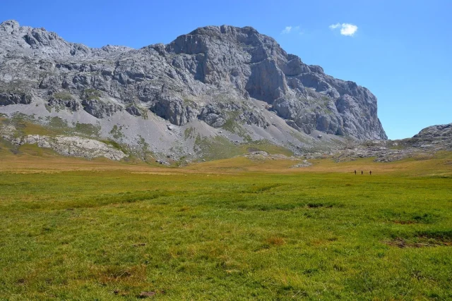 Daniel López (30), Guía Turístico «Encontré Esta ‘Playa’ Secreta De Los Picos De Europa»; Una Vega Glaciar A 1.700 Metros De Altura