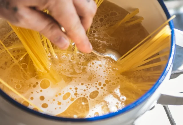 Deja De Echarle Aceite Al Agua De La Pasta: El ‘Crimen’ Culinario Que Un Chef Italiano Con 3 Estrellas Michelin No Te Perdonaría Jamás