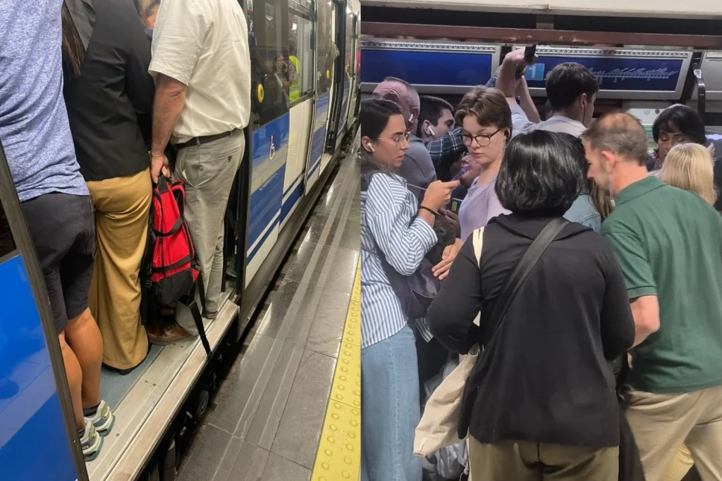 Aglomeraciones en los vagones del Metro de Madrid en septiembre