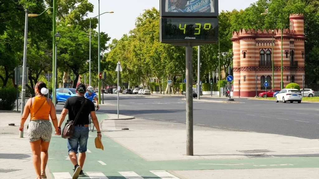 El Fin Del Verano Meteorológico Destapa Las Anomalías Detectadas En Los Datos De La Aemet 2 Dos Personas Pasean Con Altas Temperaturas Este Verano En España