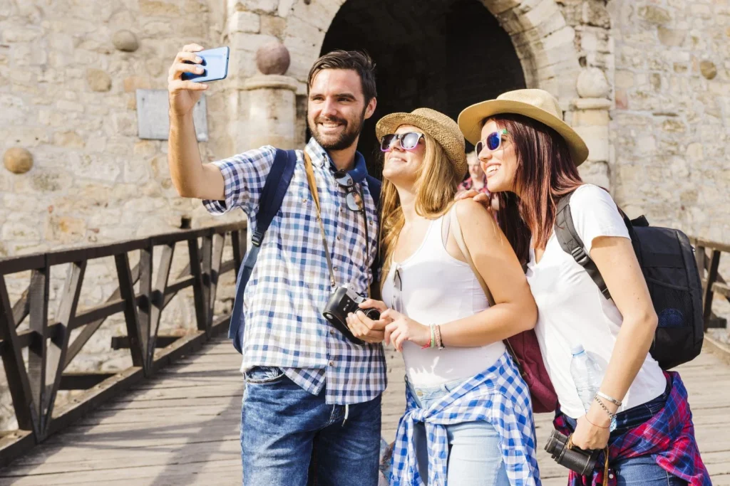 El Perfil Del Español Medio En Vacaciones: Viajamos Menos Y Gastamos Más Sin Saber Que Despertamos Una De Las Envidias De Europa 3 Tres Personas De Vacaciones