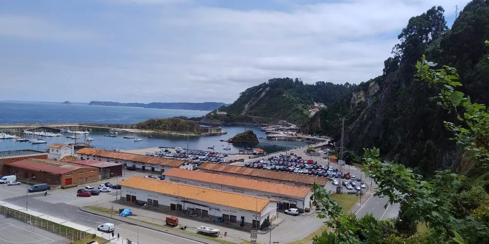 La Trampa Para Turistas Del «Pueblo Más Bonito De España»: Pagos Sorpresa Y La Policía Acechando Para Multar En Cudillero 1 Aparcamiento Del Puerto De Cudillero, Alejado Del Pueblo