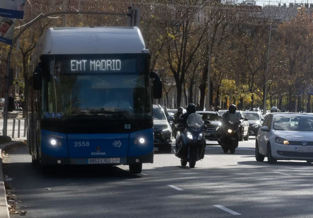 Un Autobús De La Emt Por Las Calles De Madrid