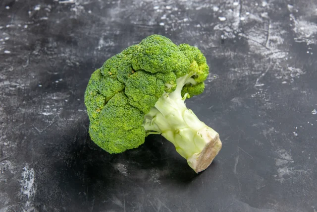 Llevas toda la vida cocinando mal el brócoli: el método de 3 minutos para que no pierda nutrientes y quede verde brillante